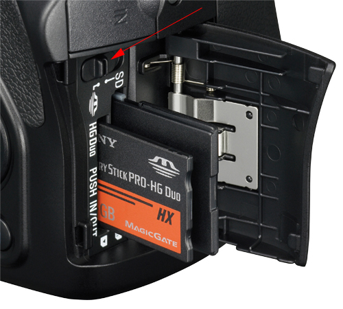 W Sony a500 i a550 zastosowano dwa gniazda kart pamici: SD/SDHC i MS Duo. Strzak zaznaczono przecznik wyboru gniazda karty.