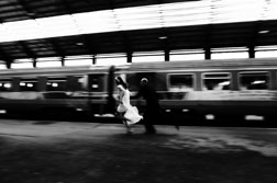Nagrodzone przez WPJA w kategorii Kreatywny portret – sesja na dworcu kolejowym w Paryu – wykorzystanie techniki panoramowania dao interesujcy efekt. fot. B. Jastal
