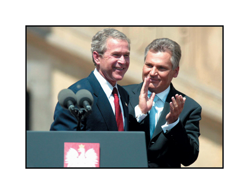 Powitanie i przemówienia podczas wizyty prezydenta USA George’a 
Busha w Polsce. Powitanie par prezydenckich na Wawelu rozpoczo 
oficjaln wizyt Busha w Polsce. Krakow, Wawel,31.05.2003 r. 