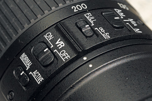 Przeczniki trybu ustawiania ostroci, zakresu dziaania autofocusu, wcznik stabilizacji obrazu i przecznik trybu stabilizacji w nowym obiektywie Nikona.