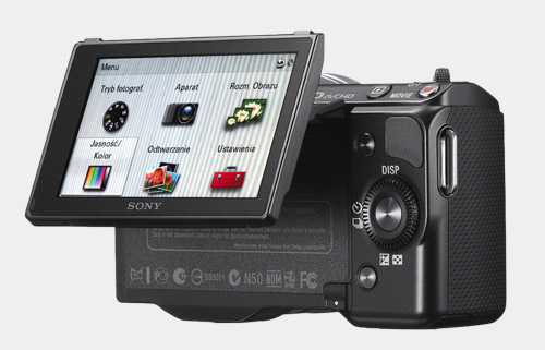 Uchylny ekran aparatu Sony to dua zaleta tego modelu, wyróniajca go sporód testowanej konkurencji.