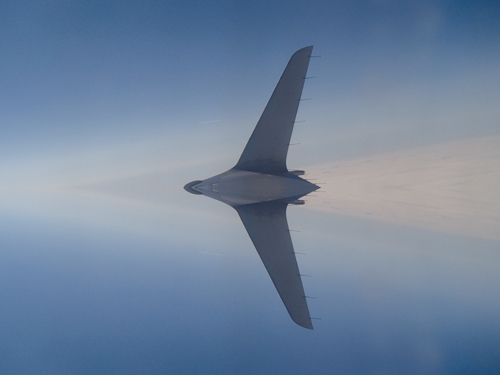 Podczas lotu z Amsterdamu do Warszawy towarzyszy nam tajemniczy obiekt latajcy ?. Sfotografowalimy go Olympusem TG–820 przy zastosowaniu filtra „odbicie”.