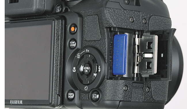 Z testowanych aparatów jedynie HS30EXR ma slot kart pamici umieszczony z boku korpusu (jak w lustrzankach). W tym przypadku po umieszczeniu aparatu na statywie nie ma kopotu ze zmian karty.