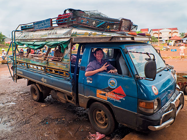 Laos jest jednym z najbiedniejszych pastw wiata. rodki transportu jak i same drogi nie s w najlepszym stanie. Podró na pace takiego busa z Laotaczykami i ich inwentarzem to wspaniaa przygoda.