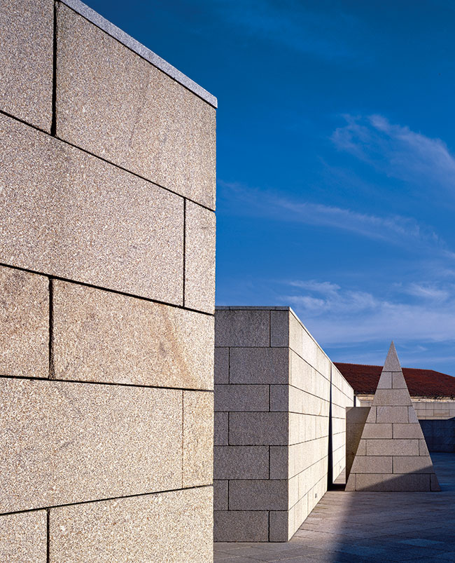 Centrum Galego de Arte Contemporanea w Santiago de Compostela, architekt Alvaro Siza, format zdjcia 9x12. Aparat Gandolifi 4x5.