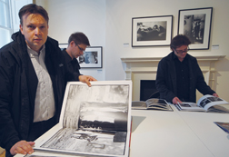 W jednej z sal wystawowych Somerset House, w ramach wystawy pokonkursowej SWPA 2015, zaprezentowano, oprócz zdj, eleganckie albumy z fotografiami Elliotta Erwitta. Podobnie jak inni z przyjemnoci zapoznaem si z zawartoci kilku z nich.