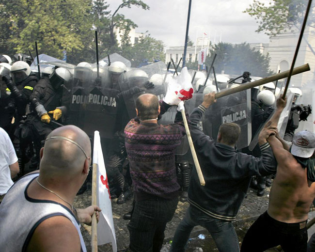 Krzysztof Miller - Bitwa górników i policjantów w czasie protestu przeciwko zmniejszeniu uprawnień emerytalnych, Warszawa, 26.07.2005
