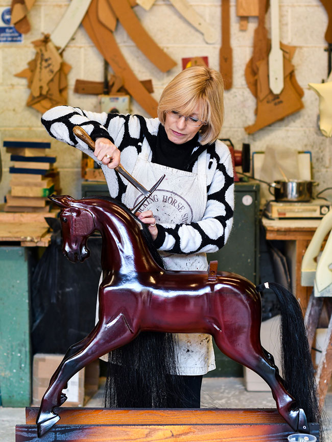 Julie Tuner, producentka koni na biegunach, przyczepia pinezk grzyw konia wykonanego na zamówienie. Fot. Paloma Parrot: D7500, AF-S NIKKOR 50 mm f/1,4G  