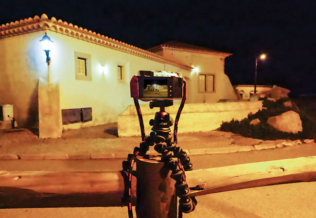 Cabo da Roca, Portugalia. Próbowalimy zrobi to zdjcie w tym miejscu „z rki” (aparatem Panasonic GH5S) wykorzystujc wysok czuo ISO [6]. Jednak dopiero ustawienie aparatu na statywie (Fujifilm X-3) umoliwio wykonanie zdjcia przy czuoci ISO 100 [7]. Statyw do fotografowania noc bez wtpienia jest niezbdny.