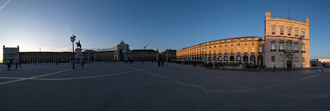 Centrum Lizbony w wietle zachodzcego soca. Placu Comercio nie da si w caoci obj bez uycia funkcji panoramy. Do zdj pamitkowych, pogldowych ta funkcja jest OK, ale do profesjonalnych zastosowa nie. Wymiary panoramy przy 300 dpi to 18,3×54,2 cm.