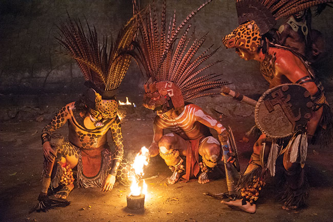 „Majowie”, czyli przebieracy do wynajcia odgrywajcy tace dla turystów. Jukatan, Meksyk.