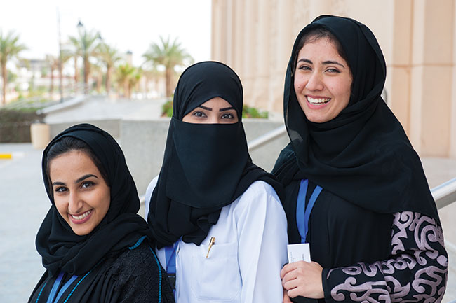 Studentki medycyny. „Nie szukasz dziewczyny?”. art rzucia ta w rodku. Rijad, Arabia Saudyjska, najbardziej konserwatywny (rzekomo) kraj muzumaski wiata.