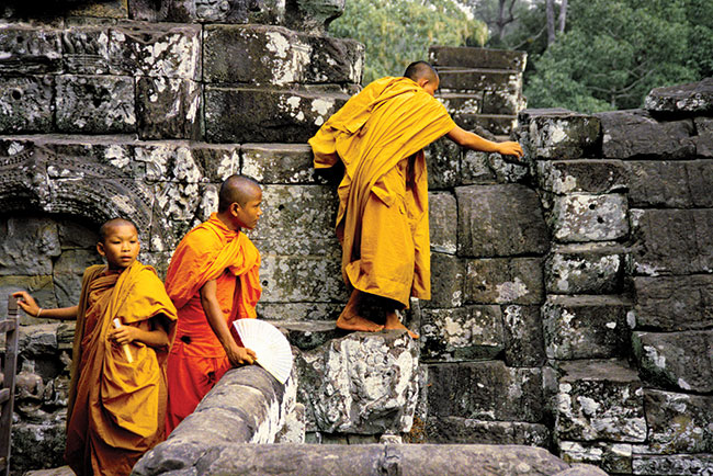 Modzi mnisi w nowicjacie bawi si w ruinach wityni Angkor w Kambody. Obok jest 10 tys. turystów, których na zdjciu nie wida.