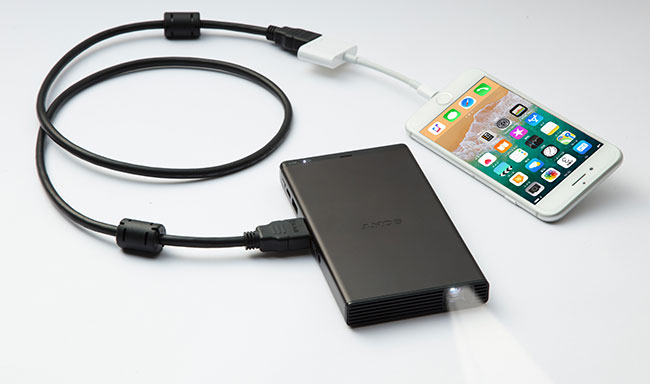 Nowy, przenośny projektor Sony MP-CD1: duże możliwości i kieszonkowe wymiary 