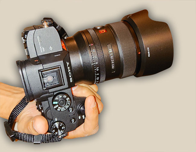 Obiektyw w rku Sony 24 mm f/1,4 GM