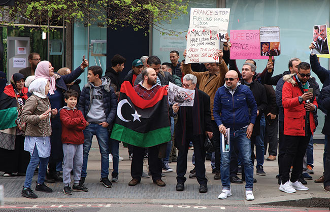 Londyn, fragment manifestacji  przed jedn z ambasad. Canon EOS RP + RF 24–105 mm f/4 L IS USM. Par. eksp.: 1/320 s; ISO 500; f/6,3; f=105 mm