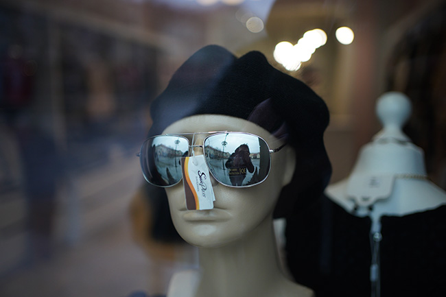 Beret i okulary, idea do selfi Sony 35 mm f/1,8
