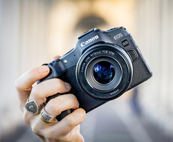 Canon EOS R8 - najlejszy penoklatkowy aparat systemu EOS R, czyli 