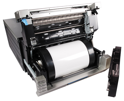 Prosty dostp do wntrza pozwala na byskawiczn zmian papieru i folii barwicej oraz oprónienie pojemnika na cinki papieru. 