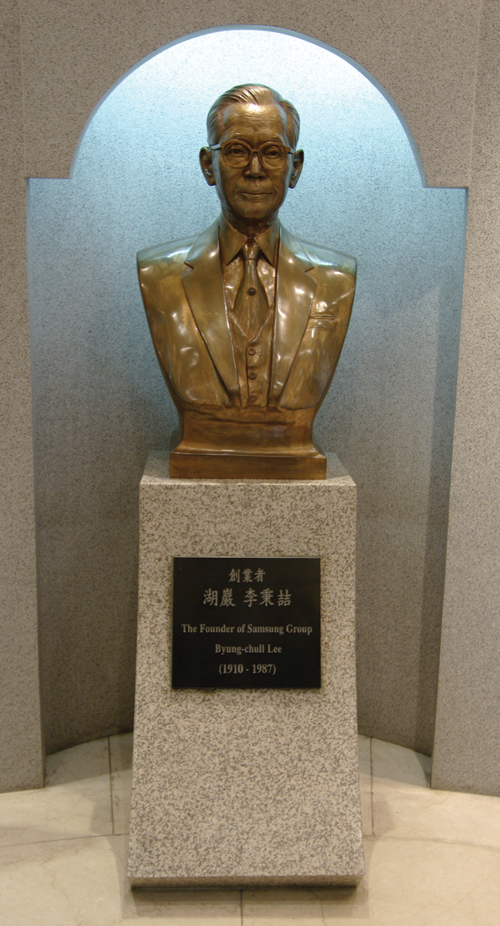 Na zdjciu popiersie Byung-chull Lee (1910-1987), zaoyciela Grupy Samsung.