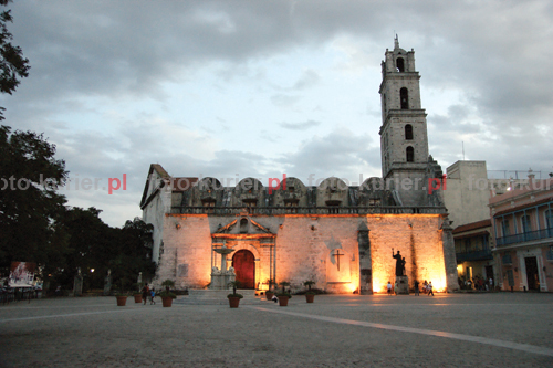 Wbudowana stabilizacja matrycy wraz z&nbsp;wysokimi ekwiwalentami czu�o�ci umo�liwia wykonanie zdj�� o&nbsp;zmierzchu bez statywu. (t=1/20 s,f/4, ISO 1600, f=20 mm)