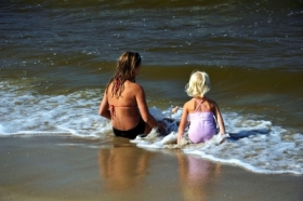 Dziewczynki na brzegu morza.