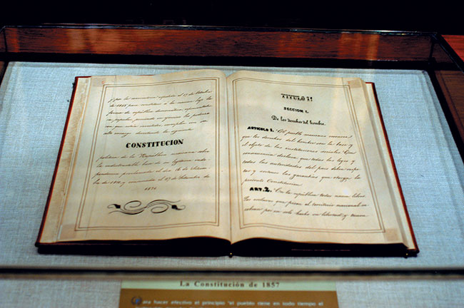 Oryginalny egzemplarz Konstytucji z 1857 r., znajdujcy si w parlamencie w miecie Meksyk. Nikon D100, obiektyw Nikon ED Nikkor AF-S 28-70 mm 1:2,8D (ISO 800; t=1/25 s; f=2,8; ogniskowa 35 mm) + filtr polaryzacyjny.