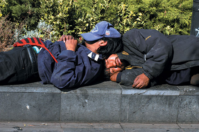 Siesta na Zocalo - obok katedry Metropolitana. (ISO 200; t=1/125 s; f=10; ogniskowa 80 mm).