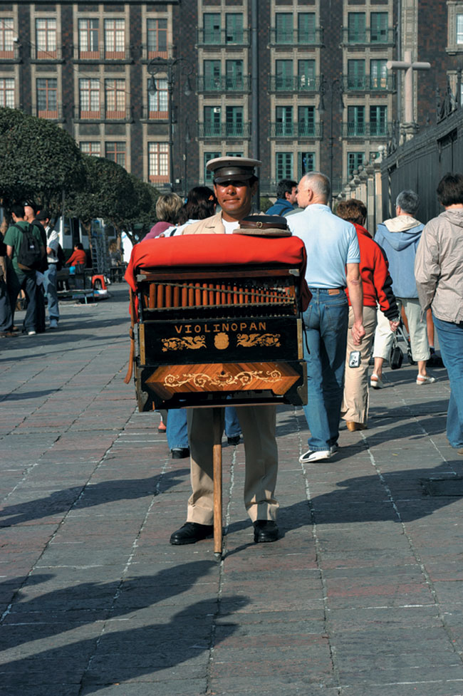 Kataryniarz na Zocalo - obok Katedry Metropolitana. (ISO 200; t=1/250 s; f=9; ogniskowa 70 mm).