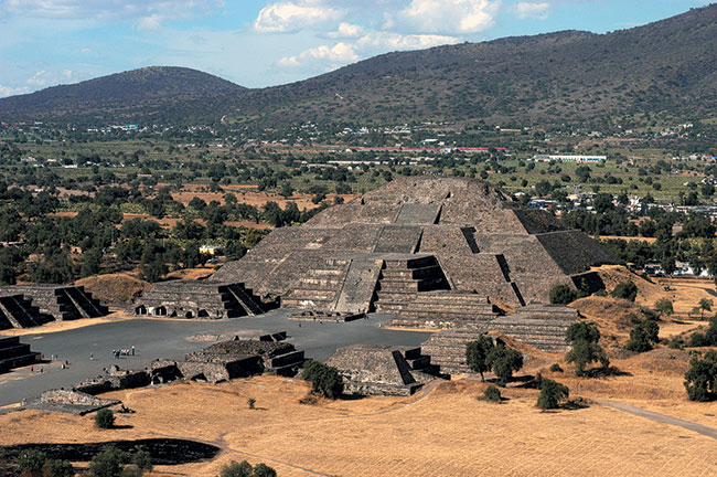 Aleja Zmarłych i piramida Księżyca - zdjęcie wykonane z Piramidy Słońca - strefa archeologiczna Teotihuacan. Nikon D100, obiektyw Nikon ED Nikkor AF-S 28-70 mm 1:2,8D (ISO 200; t=1/200 s; f=13; ogniskowa 70 mm).