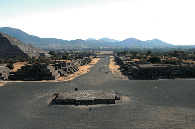 Widok z Piramidy Ksiyca na Alej Zmarych, z lewej strony widoczny fragment Piramidy Soca - strefa archeologiczna Teotihuacan ok. 50 km od stolicy Meksyku. Aparat Nikon D100, obiektyw Nikon ED Nikkor AF-S 28-70 mm 1:2,8D (ISO 400; t=1/90 s; f=13; ogniskowa 35 mm).