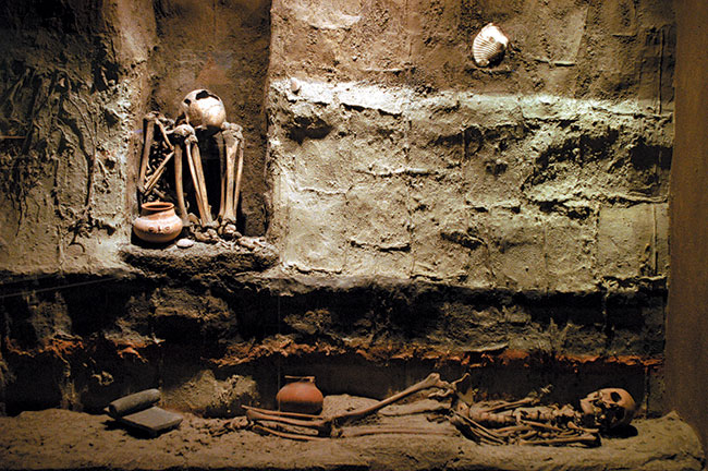 Miejsce pochówku - Museo Nacional de Antropologia. Nikon D100, obiektyw Nikon ED Nikkor AF-S 28-70 mm, (ISO 1600; t=1/30 s; f=2,8; ogniskowa 35 mm).