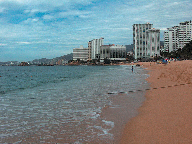 Acapulco - plaże - hotele - kurort leżący nad Zatocą Acapulco, pierwotna nazwa Santa Lucia. Hewlett - Pacard C 945 (ISO 400; t=1/800 s; f=11).