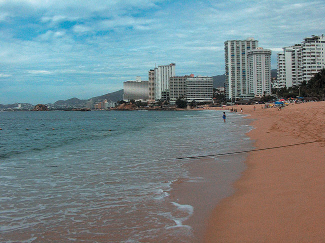 Acapulco - plae - hotele - kurort lecy nad Zatoc Acapulco, pierwotna nazwa Santa Lucia. Hewlett - Pacard C 945 (ISO 400; t=1/800 s; f=11).