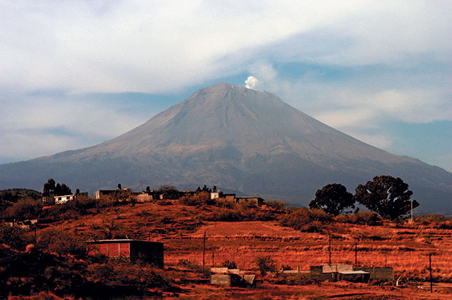 Dymicy wulkan El popo (Popocatepetl 5452 m n.p.m.) lecy na obszarze aktywnym sejsmicznie okoo 60 km na zachód od miasta Meksyk. Nikon D100, obiektyw Nikon ED Nikkor AF-S 28-70 mm 1:2,8D (ISO 400; t=1/125 s; f=7,1; ogniskowa 70 mm).
