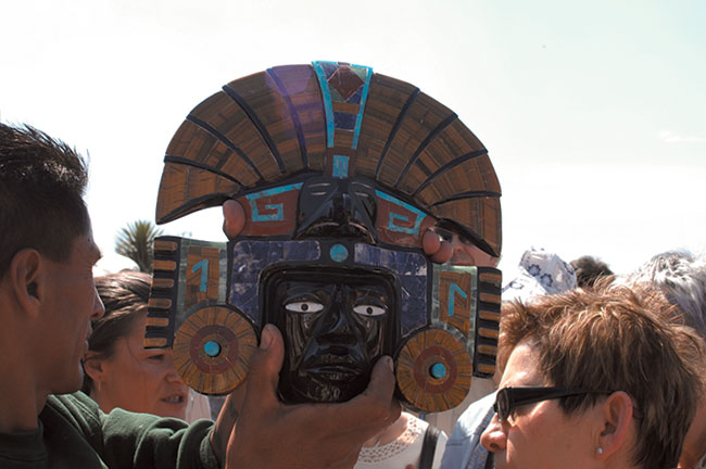 Maska z kamieni wulkanicznych (opsydianu) - mona je kupi nieopodal tejemniczego miasta Teotihuacan - 50 km od miasta Meksyk. Nikon D100, obiektyw Nikon ED Nikkor AF-S 28-70 mm 1:2,8D (ISO 200; t=1/100 s; f=10; ogniskowa 35 mm).