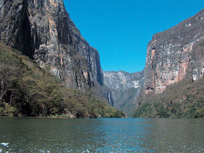 Kanion del Sumidero - spokojne wody rzeki Grijalva dziki zaporze w Chicoasen. ciany kanionu wznosz si na okoo 1100 m. Hewlett - Pacard C 945 (ISO 800; t=1/645 s; f=8).