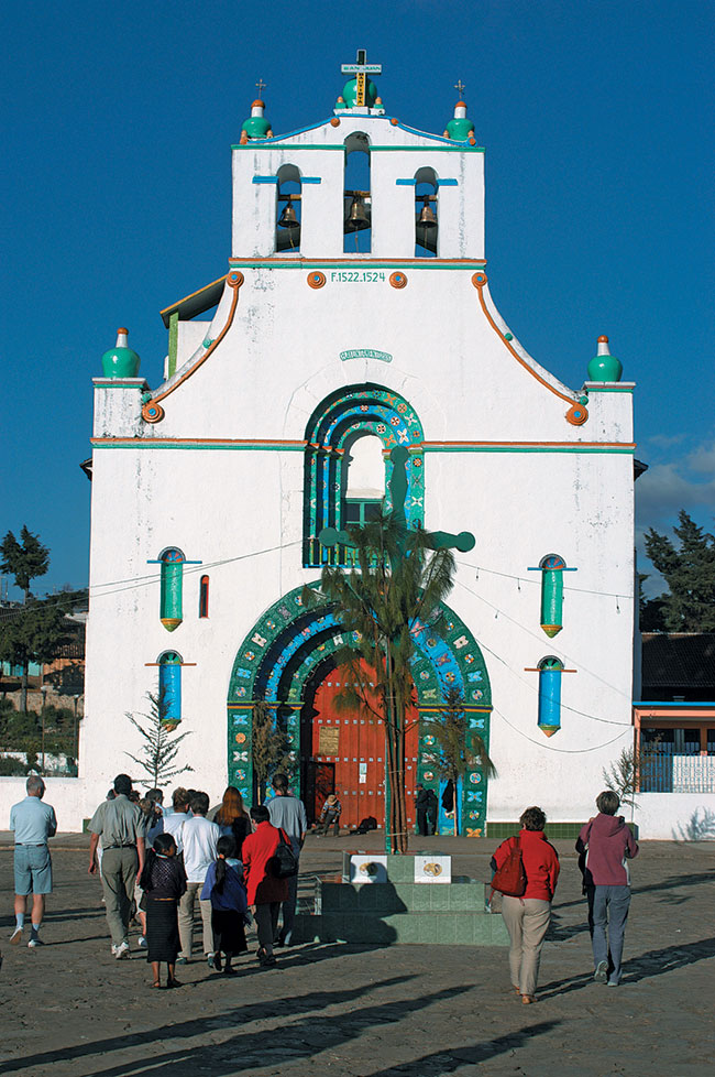 Koció San Juan w Chamula - opiek nad tym kocioem sprawuj Indianie, ale  wyznawcy kadej religii za niewielk opat mog odprawia swoje ceremonie. W kociele jest absolutny zakaz fotografowania. Nikon D100, obiektyw Nikon ED Nikkor AF-S 28-70 mm 1:2,8D (ISO 200; t=1/1250 s; f=5,6; ogniskowa 35 mm).