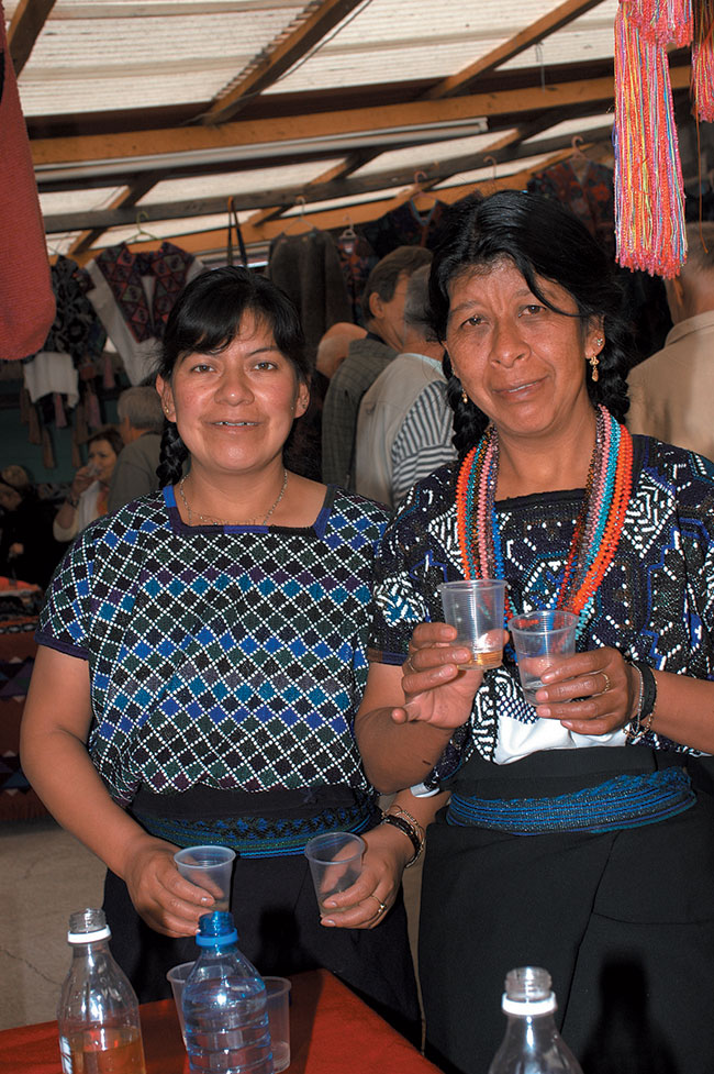 Poczstunek mezcalem przez gocinne Indianki w stanie Chiapas. Nikon D100, obiektyw Nikon ED Nikkor AF-S 28-70 mm 1:2,8D (ISO 200; t=1/50 s; f=5,6; ogniskowa 35 mm) + lampa byskowa ze wiatem zwrotnym.