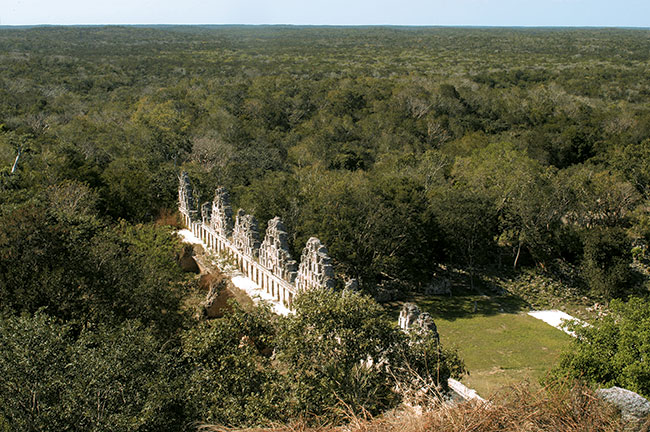 Uxmal - fragment ruin kolejnych piramid na pówyspie Jukatan. Nikon D100, obiektyw Nikon ED Nikkor AF-S 28-70 mm 1:2,8D (ISO 200; t=1/50 s; f=14; ogniskowa 35 mm).