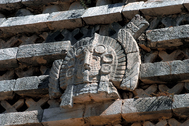 Chichen Itza. Strefa archeologiczna kultury Majów na Pówyspie Jukatan. Element architektury ozdabiajcej trybuny boiska do gry w pelot. Nikon D100, obiektyw Nikon ED Nikkor AF-S 80-200 mm 1:2,8D (ISO 200; t=1/50o s; f=10; ogniskowa 175 mm).