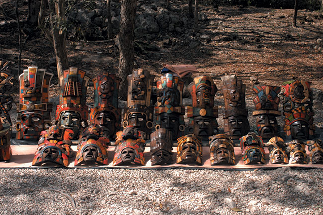 Drewniane maski wyeksponowane przez ludowych artystów w strefie archeologicznej Chichen Itza na pówyspie Jukatan. Nikon D100, obiektyw Nikon ED Nikkor AF-S 80-200 mm 1:2,8D (ISO 200; t=1/350 s; f=9; ogniskowa 80 mm).