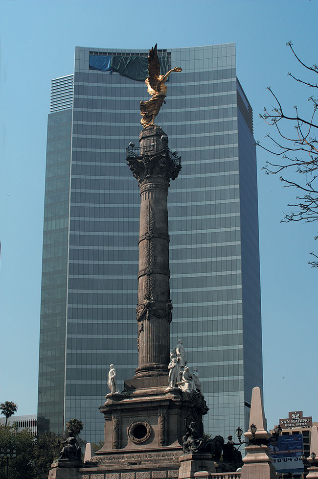 Anio Niepodlegoci - jeden z piekniejszych pomników, znajdujcy si przy ul. Paseo de la Reforma w miecie Meksyk. Nikon D100, obiektyw Nikon ED Nikkor AF-S 28-70 mm 1:2,8D (ISO 200; t=1/250 s; f=10; ogniskowa 35 mm).