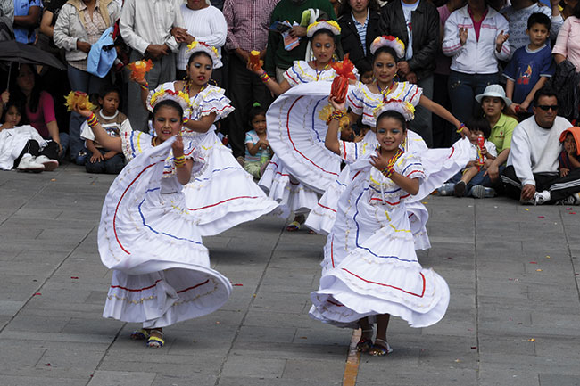 Indiaskie tace dla turystów w Mitad del Mundo.