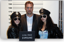 Samsung, równie na Targach Fotojokera (patrz str. 76), zorganizowa wasne stoisko w formie komisariatu, na które zosta doprowadzony midzy innymi redaktor naczelny Foto-Kuriera. Zdjcia identyfikacyjne wykonywane byy przez funkcjonariuszki Samsunga najnowszymi kompaktami tej firmy. fot. Samsung Electronics Polska