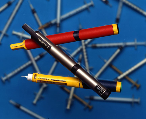 Wstrzykiwacze insuliny Novo. Klient: Agencja AMM/Novo Nordisc. Mentor Panorama z kaset Mamiya 6×9 cm. Skan z materiau odwracalnego.