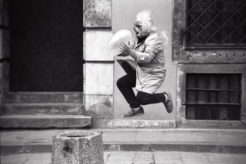 Reporta z Pierwszego Dnia Wiosny w Warszawie. Canon T90, Canon FD 70-210 mm f/4, skan z czarno-biaego negatywu.