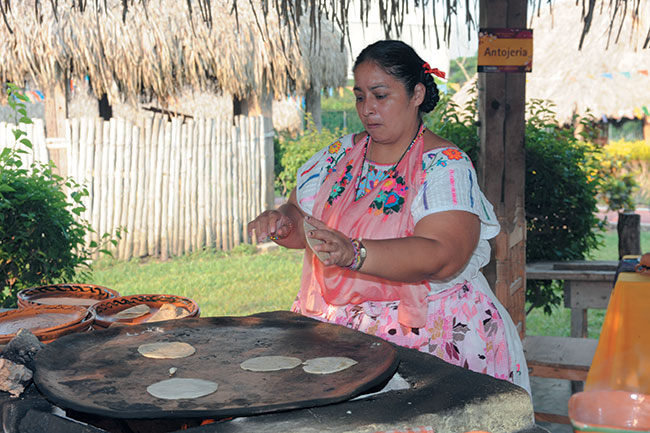 Indianka przygotowujca potrawy w centrum kultury Totonaków