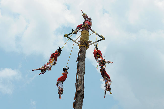 Latajcy ludzie, czyli voladores w rejonie Tajin.