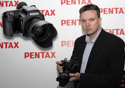 Wieczór 23 czerwca upyn pod znakiem marki Pentax. Tego dnia w Warszawie odby si pokaz mody poczony z promocj modeli Pentax K-7. Nas jednak najbardziej zainteresowa prawie finalny cyfrowy Pentax 645D. To fantastyczne „cacko”, bardzo dobrze lece w doni, swoj oficjaln premier bdzie miao dopiero na Photokinie 2010.   fot.: Maciej Zieliski